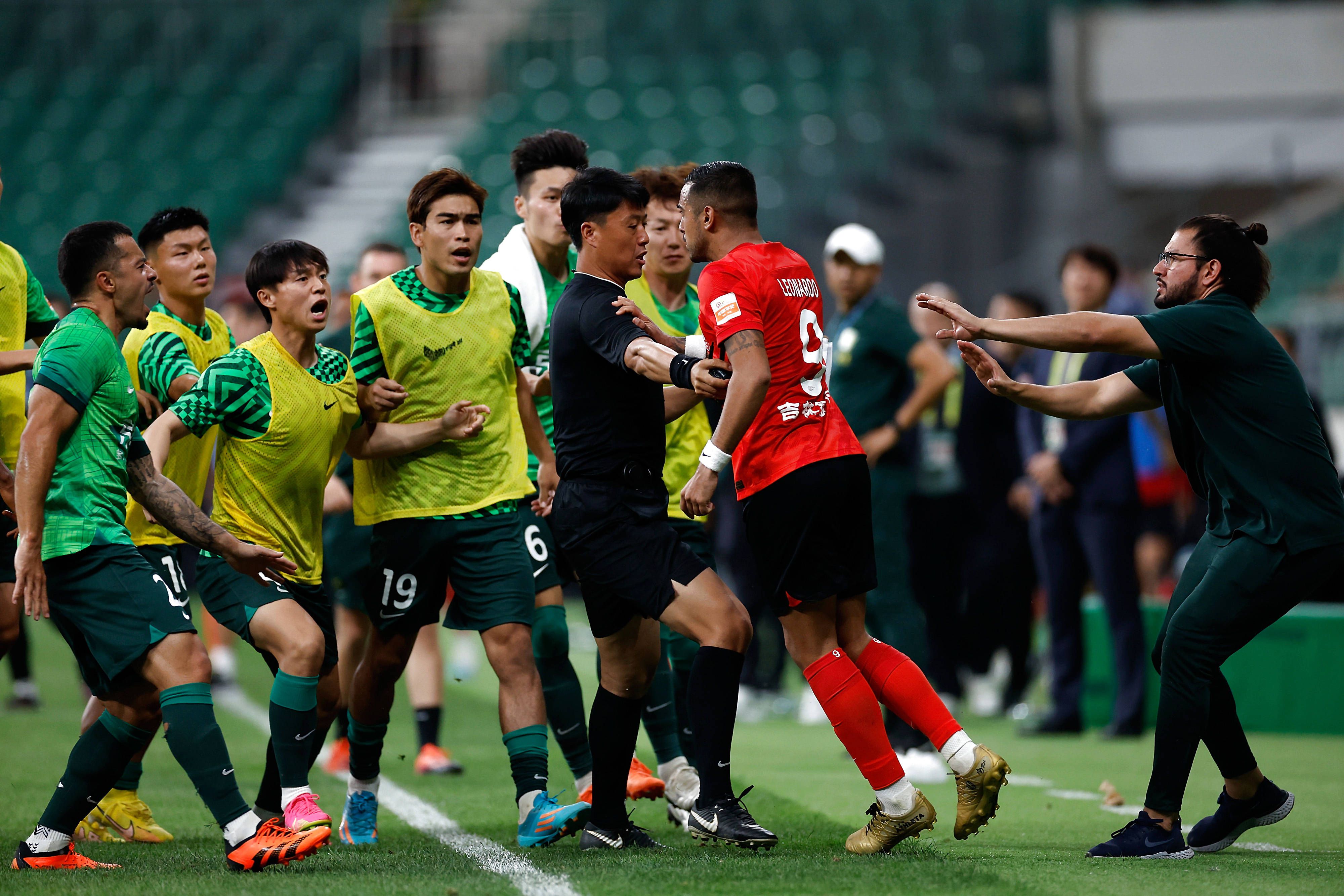 英超-富勒姆3-2狼队止4轮不胜 威廉点射双响+补时绝杀黄喜灿破门英超第13轮，富勒姆主场对阵狼队。